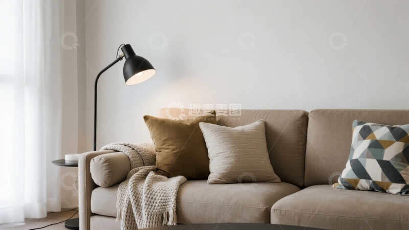 高清大图下载【趣麦麦图】现代简约风格客厅沙发搭配落地灯与舒适靠垫