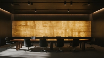 现代会议室中央大型纹理墙面与长桌配黑色座椅