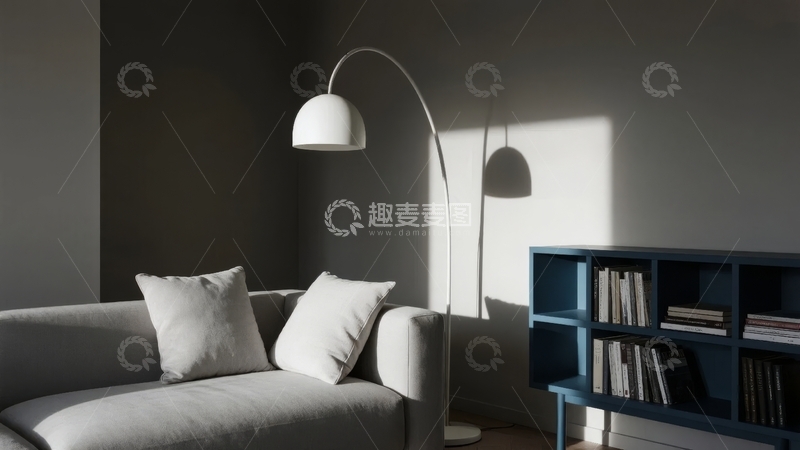 高清大图下载【趣麦麦图】简约室内一角沙发旁立灯与书柜光影交错