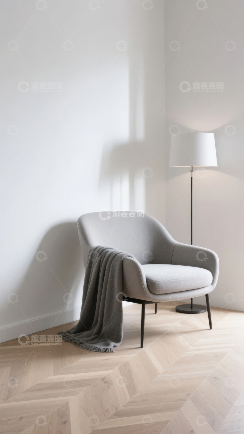 高清大图下载【趣麦麦图】简约室内一角白色墙面旁的灰色扶手椅与落地灯