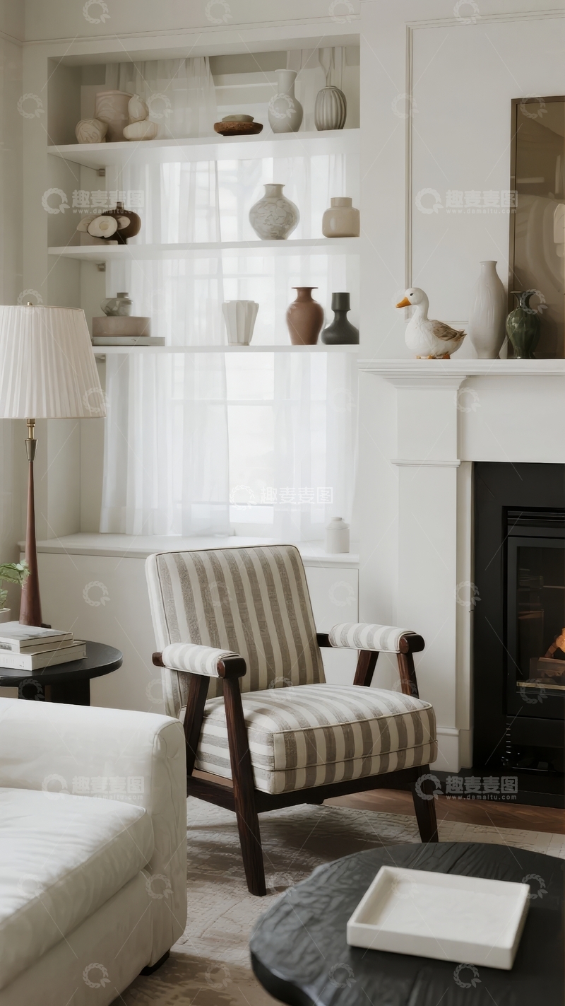 高清大图下载【趣麦麦图】温馨客厅一角白色壁炉旁摆放着条纹扶手椅和装饰品