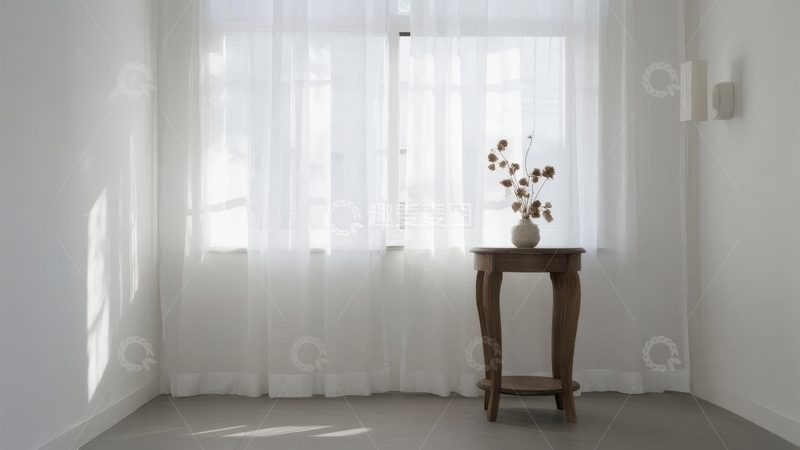 高清大图下载【趣麦麦图】明亮房间内窗边摆放着木质小桌和花瓶