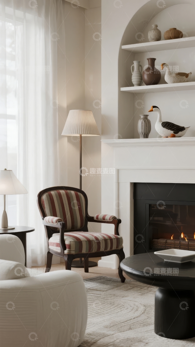 高清大图下载【趣麦麦图】温馨客厅一角壁炉旁摆放着条纹扶手椅和装饰品