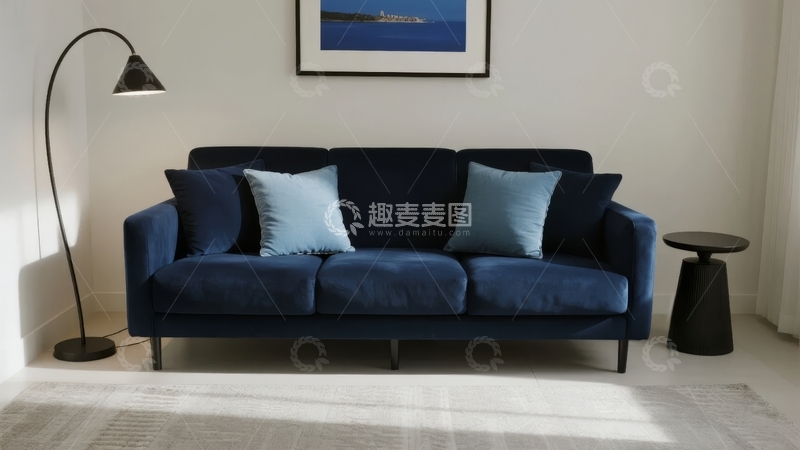 高清大图下载【趣麦麦图】现代简约风格蓝色沙发搭配浅色靠垫和黑色边桌