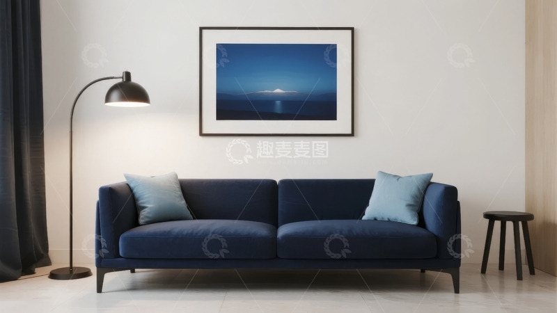 高清大图下载【趣麦麦图】现代客厅蓝色沙发配海景画和落地灯