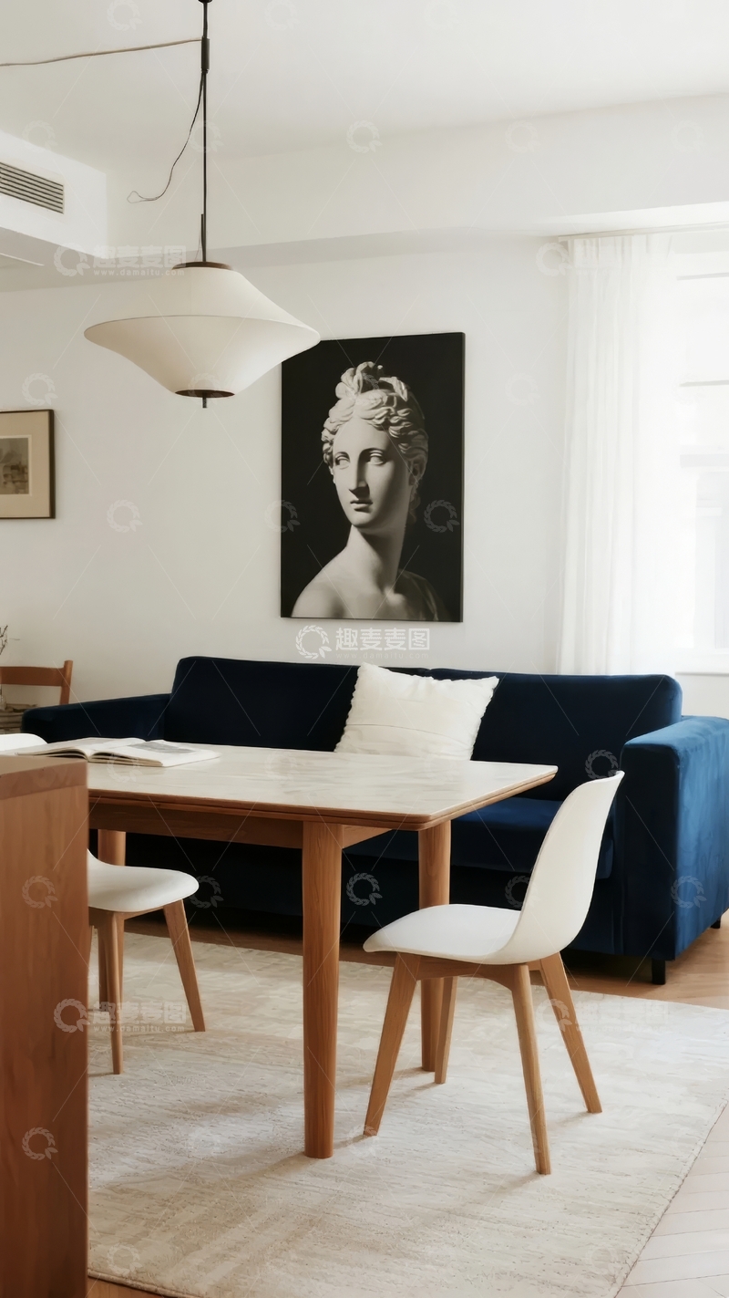 高清大图下载【趣麦麦图】现代简约客厅摆放深蓝色沙发与艺术挂画