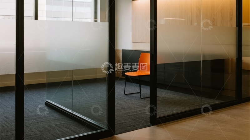 高清大图下载【趣麦麦图】现代办公室隔间内橙色椅子与玻璃墙设计