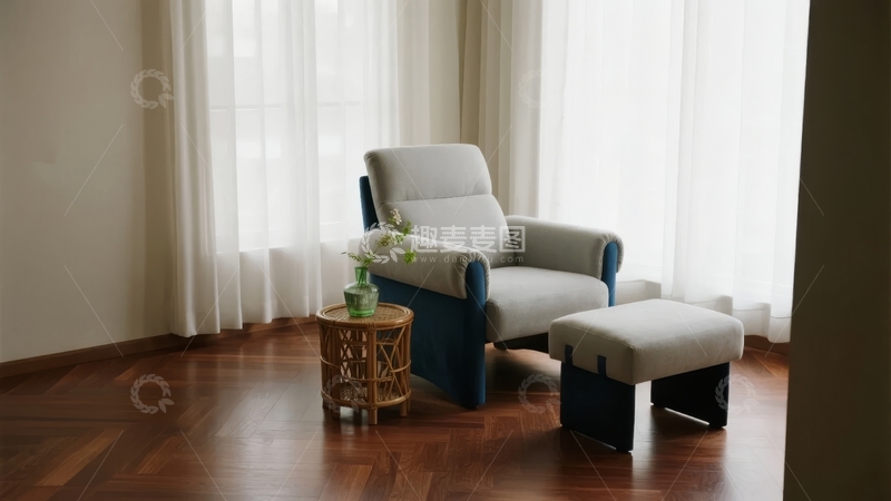 高清大图下载【趣麦麦图】现代简约风格的客厅角落摆放着一张灰色扶手椅和脚凳