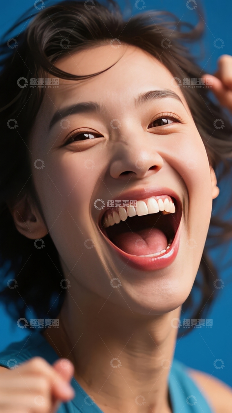 蓝色背景下笑容灿烂的女性特写