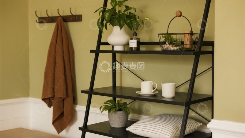 高清大图下载【趣麦麦图】室内一角展示黑色置物架与绿植装饰