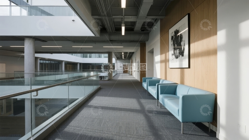高清大图下载【趣麦麦图】现代办公楼内部走廊设有蓝色沙发和艺术挂画