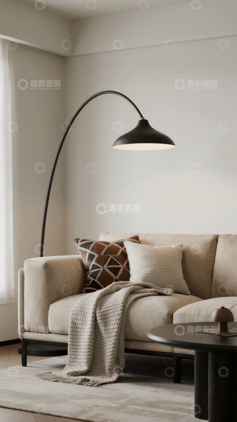 高清大图下载【趣麦麦图】现代简约客厅弧形落地灯与米色沙发组合