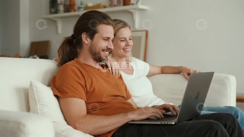 高清大图下载【趣麦麦图】情侣在沙发上使用笔记本电脑微笑互动