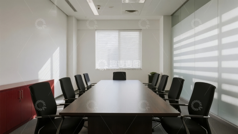 高清大图下载【趣麦麦图】现代会议室配备长桌和黑色椅子