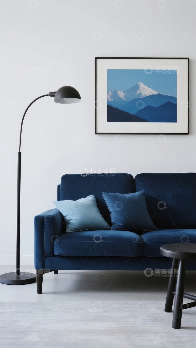 高清大图下载【趣麦麦图】现代简约客厅蓝色沙发配山景画和落地灯