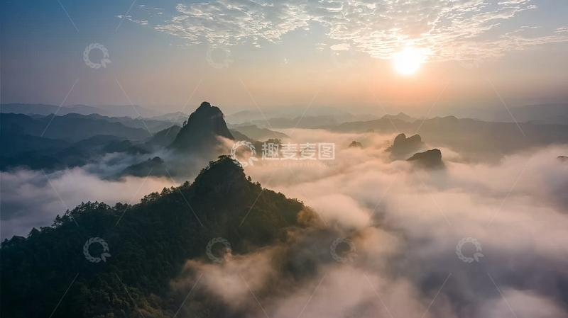 高清大图下载【趣麦麦图】日出时分云海缭绕山峰壮丽景观