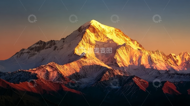 高清大图下载【趣麦麦图】雪山在日出或日落时分被金色阳光照亮