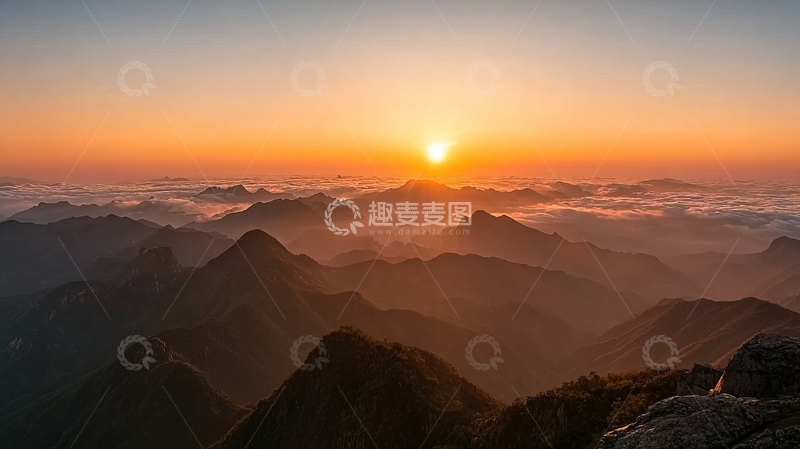 高清大图下载【趣麦麦图】日出时分山脉与云海的壮丽景观