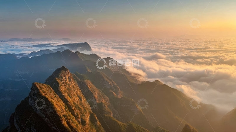 高清大图下载【趣麦麦图】日出时分云海之上山脉壮丽景色
