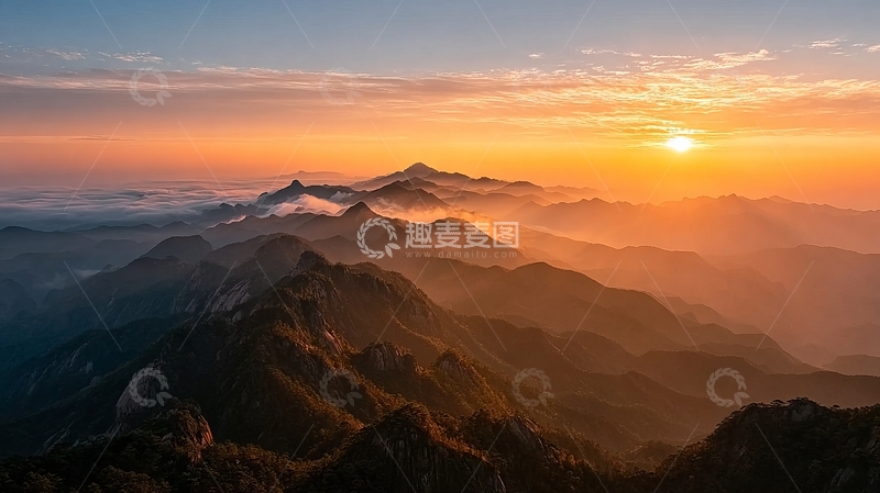 高清大图下载【趣麦麦图】日出时分层叠山脉云雾缭绕壮丽景观