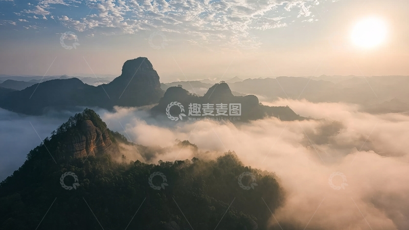 高清大图下载【趣麦麦图】日出时分云海缭绕山峰的壮丽自然景观