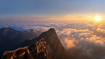 日出时分山顶俯瞰云海壮丽景象