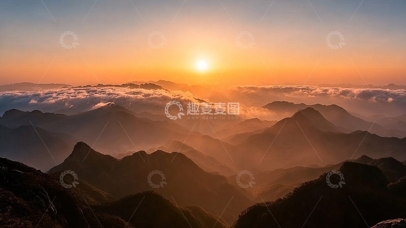 高清大图下载【趣麦麦图】日出时分群山与云海的壮丽景象