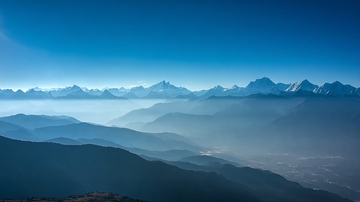 层叠山脉与薄雾笼罩的壮丽山景
