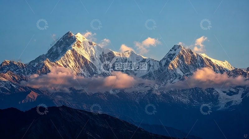 高清大图下载【趣麦麦图】雪山峰顶在晨光中闪耀云雾缭绕