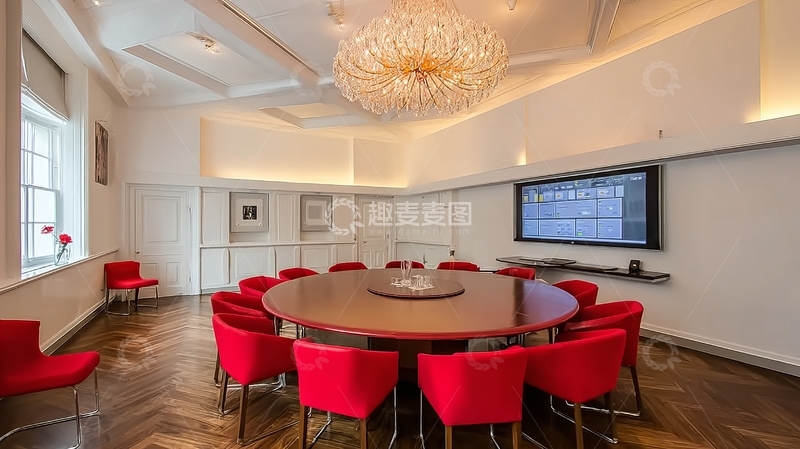 现代会议室配备红色座椅和大型显示屏