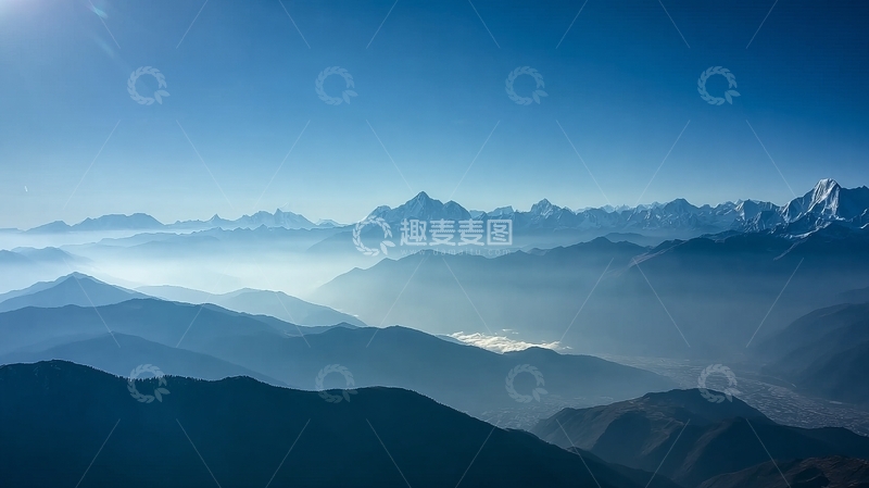 高清大图下载【趣麦麦图】层叠山脉与晨雾交织的壮丽山景
