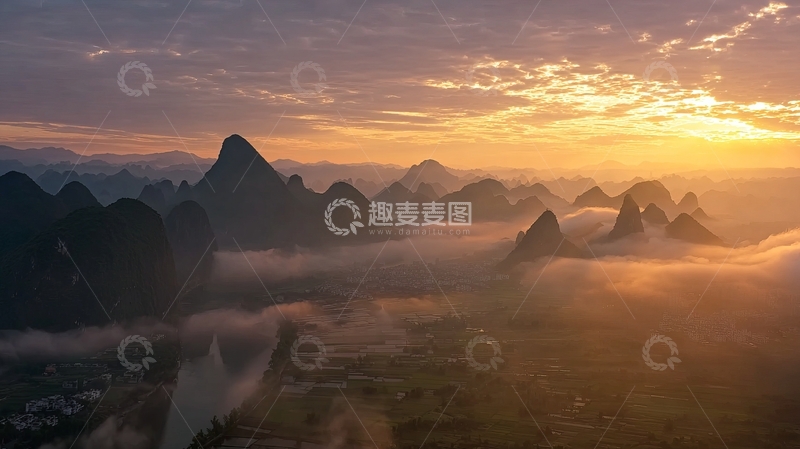 高清大图下载【趣麦麦图】日出时分云雾缭绕的山峦景观