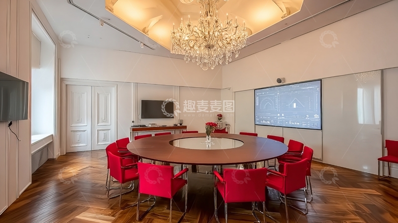 高清大图下载【趣麦麦图】现代会议室配备红色座椅和大型投影屏幕