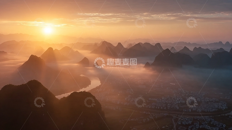 高清大图下载【趣麦麦图】日出时分云雾缭绕的喀斯特地貌与城镇景观
