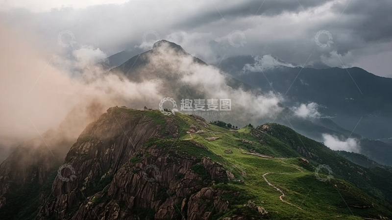 高清大图下载【趣麦麦图】-云雾缭绕的山峰与翠绿山坡的壮丽景色