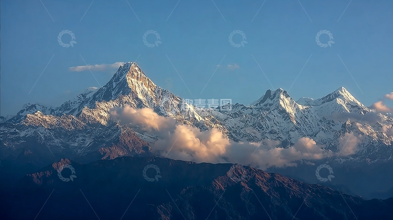 高清大图下载【趣麦麦图】雪山群峰在云雾缭绕中巍峨耸立