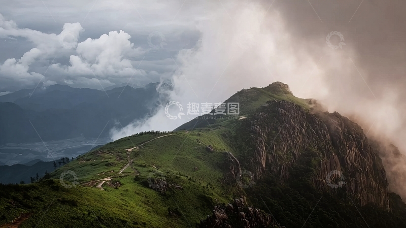 高清大图下载【趣麦麦图】云雾缭绕的山峰绿意盎然