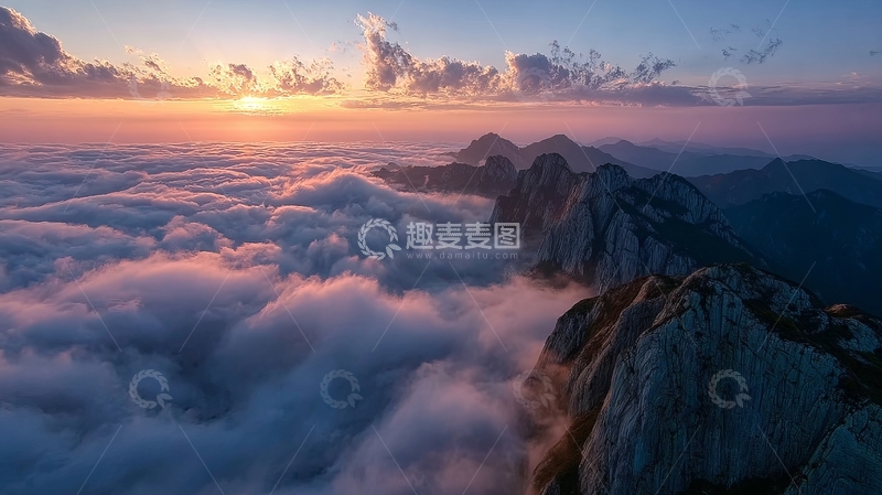 高清大图下载【趣麦麦图】日出时分云海之上山脉壮丽景象