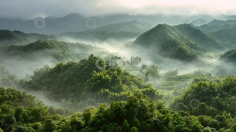 高清大图下载【趣麦麦图】-云雾缭绕的翠绿山峦层叠起伏