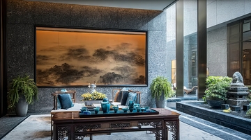 中式风格室内庭院摆放古典家具与大型山水画