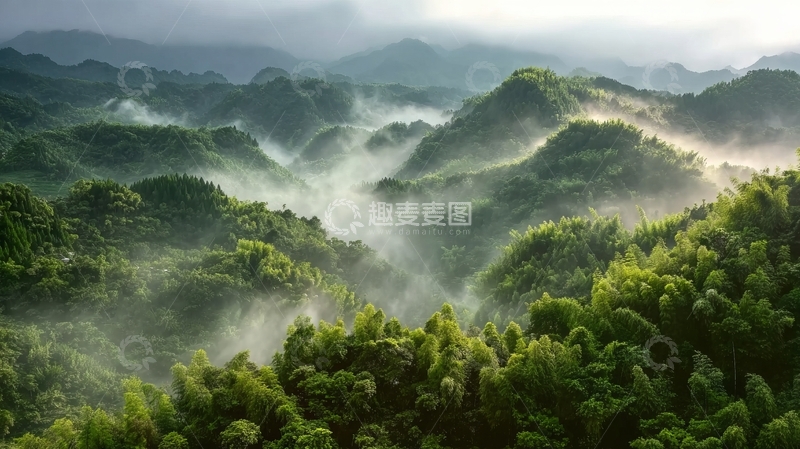 高清大图下载【趣麦麦图】云雾缭绕的翠绿山峦层叠起伏