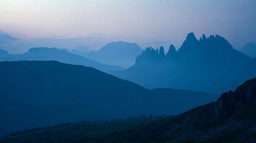 层叠山脉在薄雾中若隐若现的壮丽景观