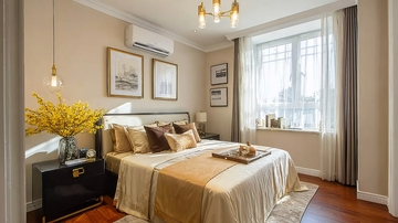 现代卧室布置温馨舒适配有大床和落地窗