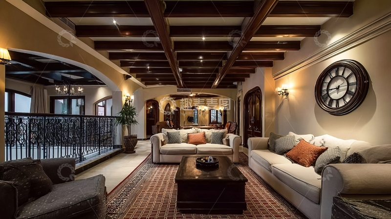 高清大图下载【趣麦麦图】豪华客厅采用木质横梁天花板与复古钟表装饰