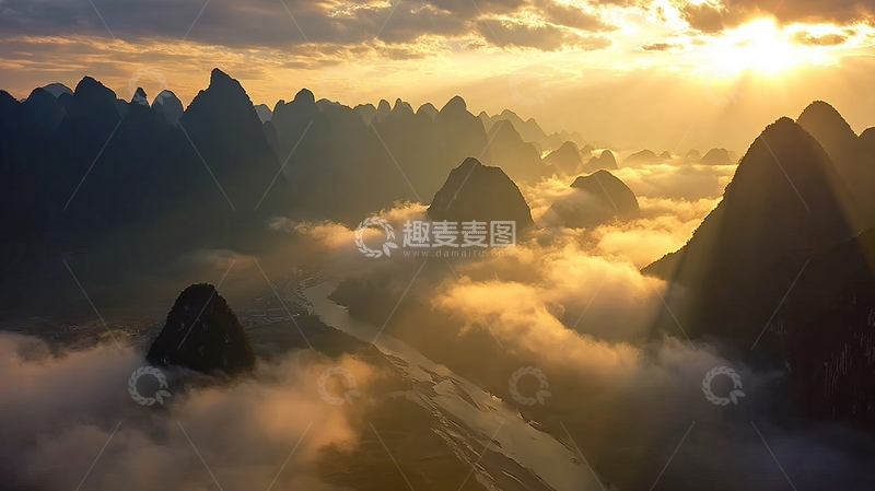 高清大图下载【趣麦麦图】日出时分云海缭绕的喀斯特山峰景观