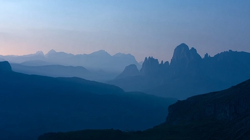 层叠山脉在薄雾中轮廓分明