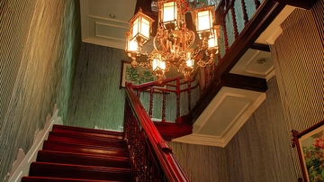 室内楼梯间装饰华丽吊灯与木质扶手细节