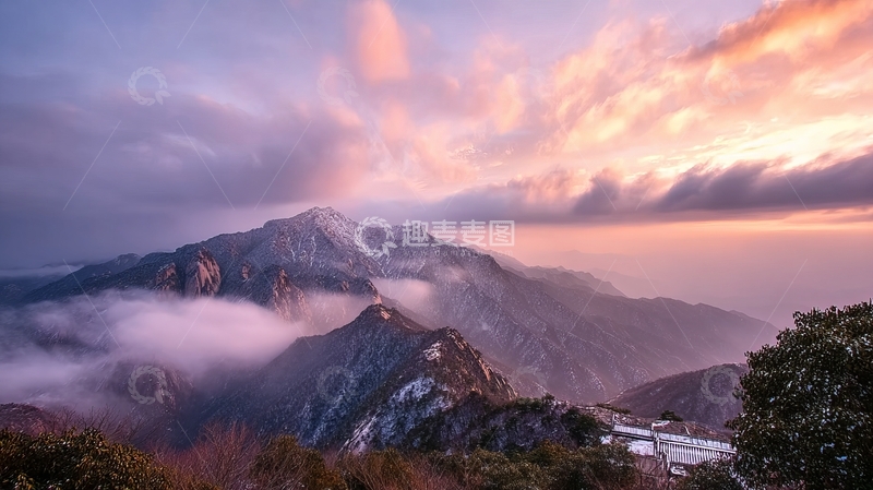 高清大图下载【趣麦麦图】日出时分雪山云雾缭绕壮丽景色