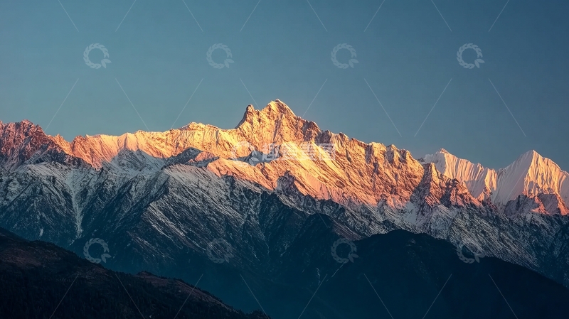 高清大图下载【趣麦麦图】雪山峰顶在晨光中闪耀壮丽景色
