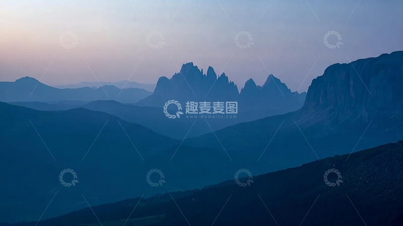 高清大图下载【趣麦麦图】晨曦中层叠山脉的宁静剪影